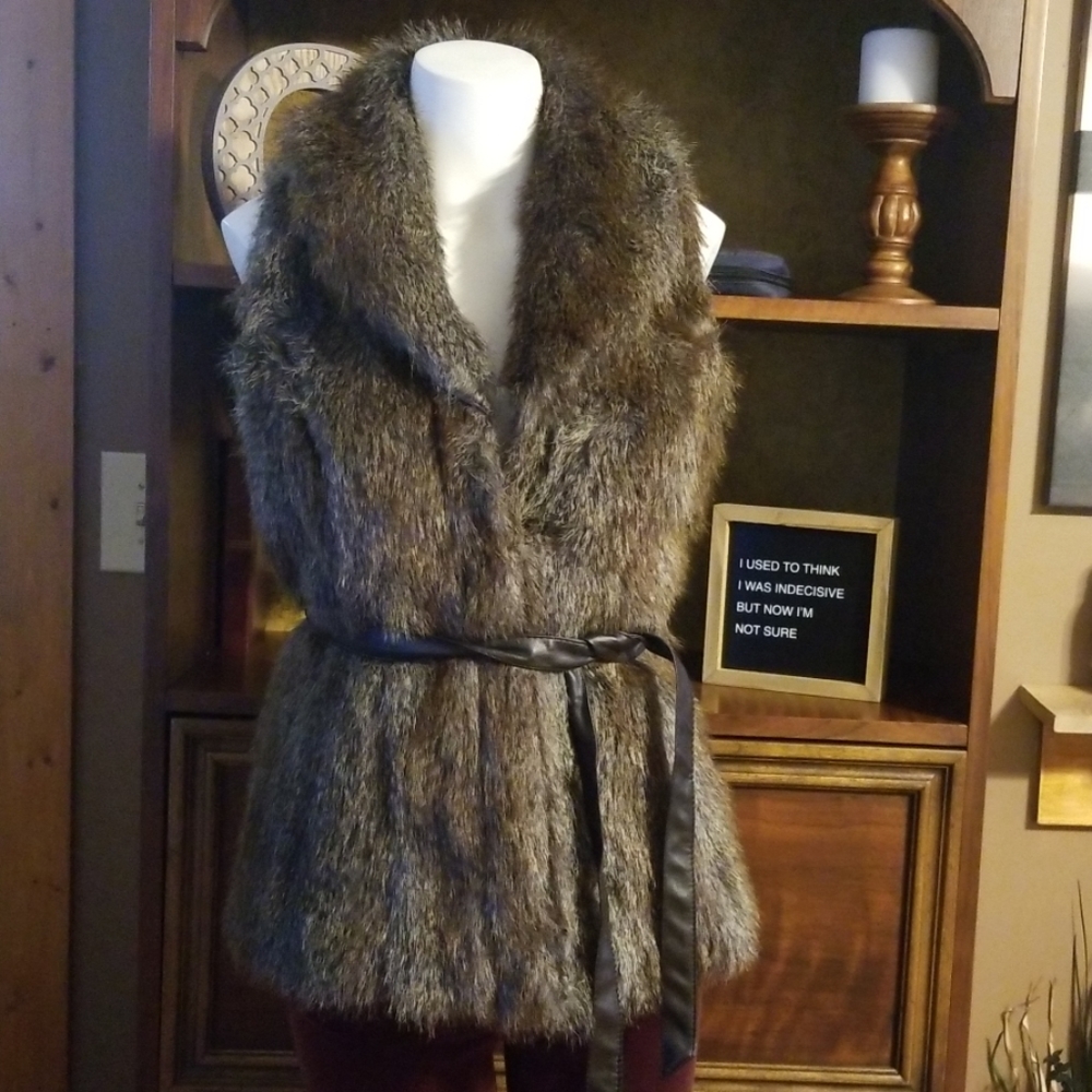 🛍Revue ladies faux fur vest w/ removable belt